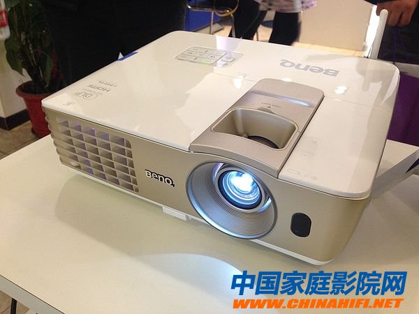 W1070的“无线智能”版运行YunOS 明基发布i700智能投影机