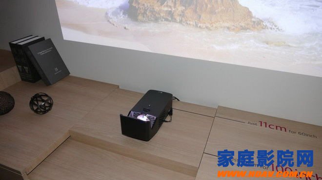  LG推出超短焦投影机 35cm就能投出100寸画面