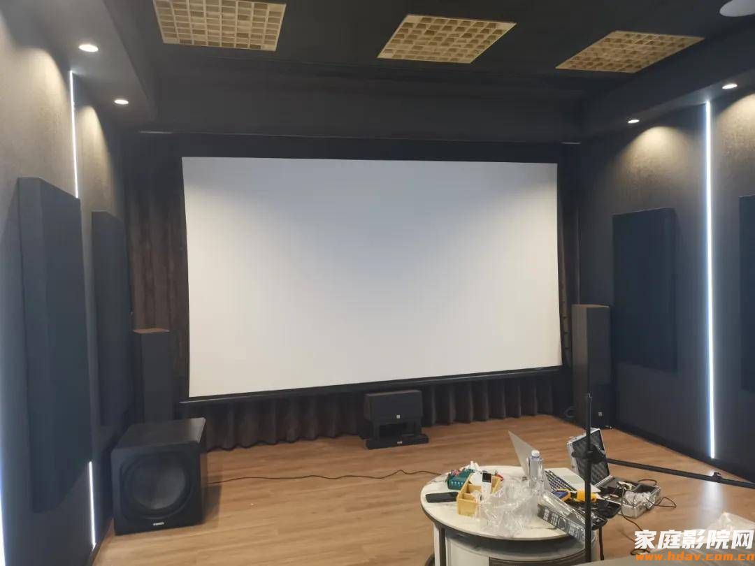 有窗的房间能装家庭影院吗?藏在别墅二楼的7.2.4全景声影音室 (图10) 文章配图-10